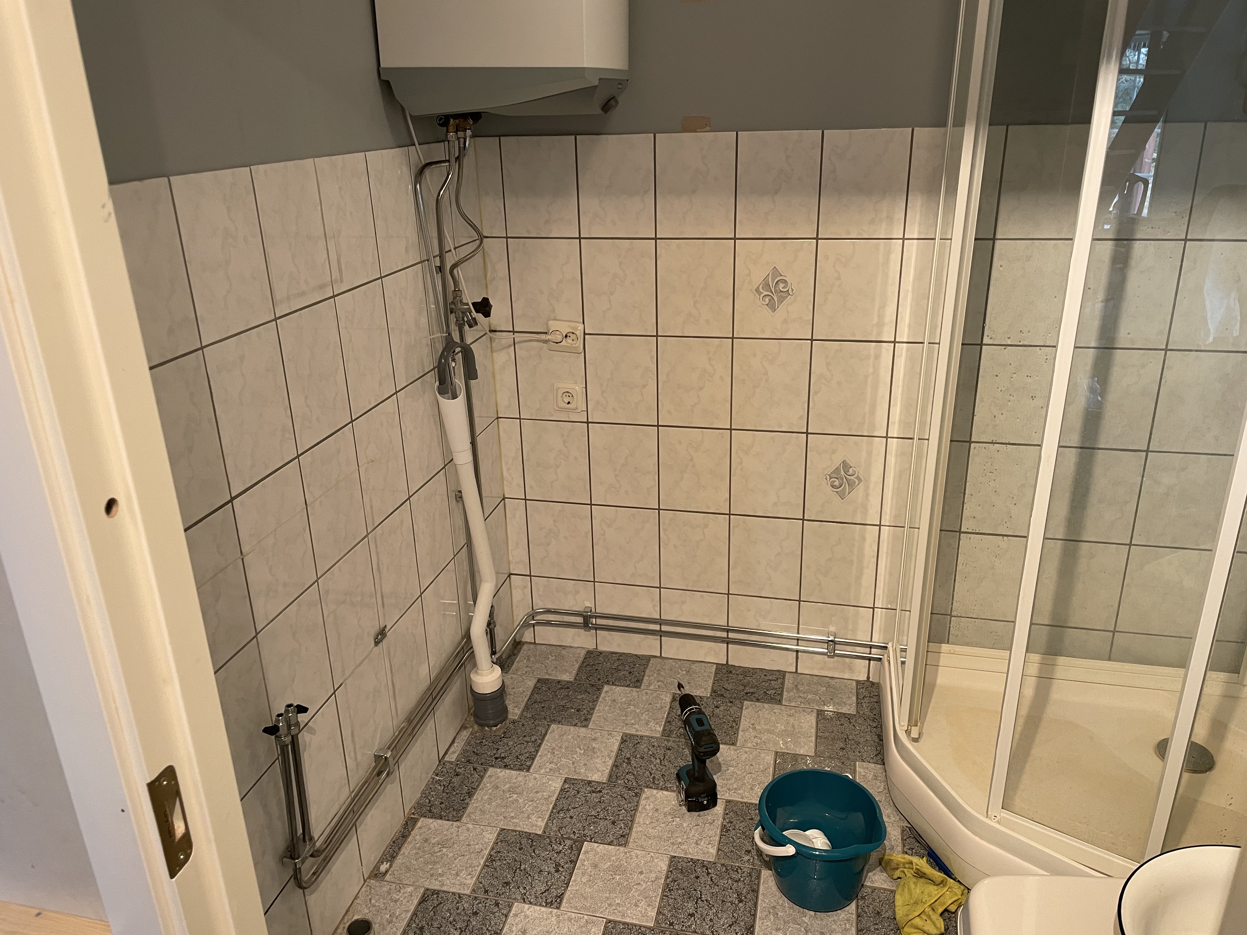 Bad: altes Equipment wird abgebaut