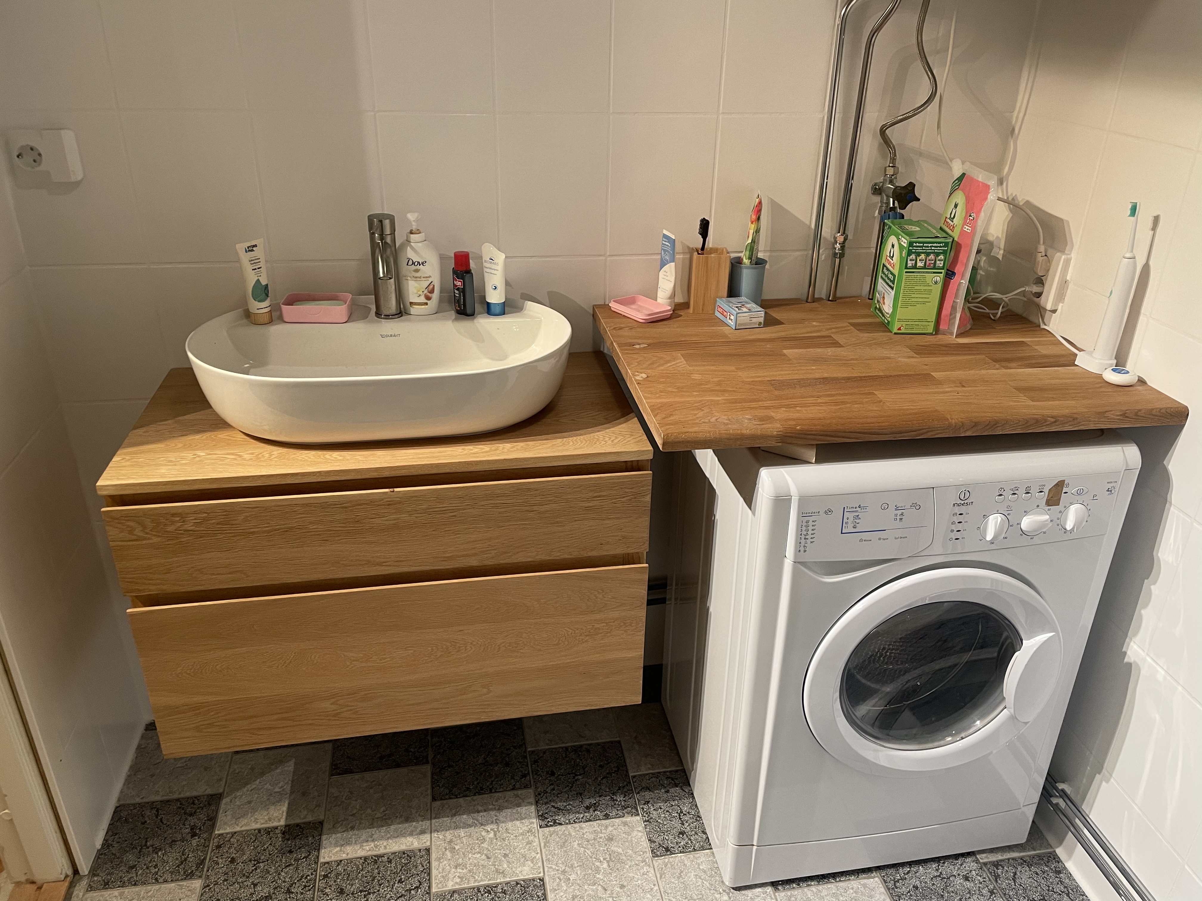 Waschbecken mit Eichenunterschrank und Holzabdeckung