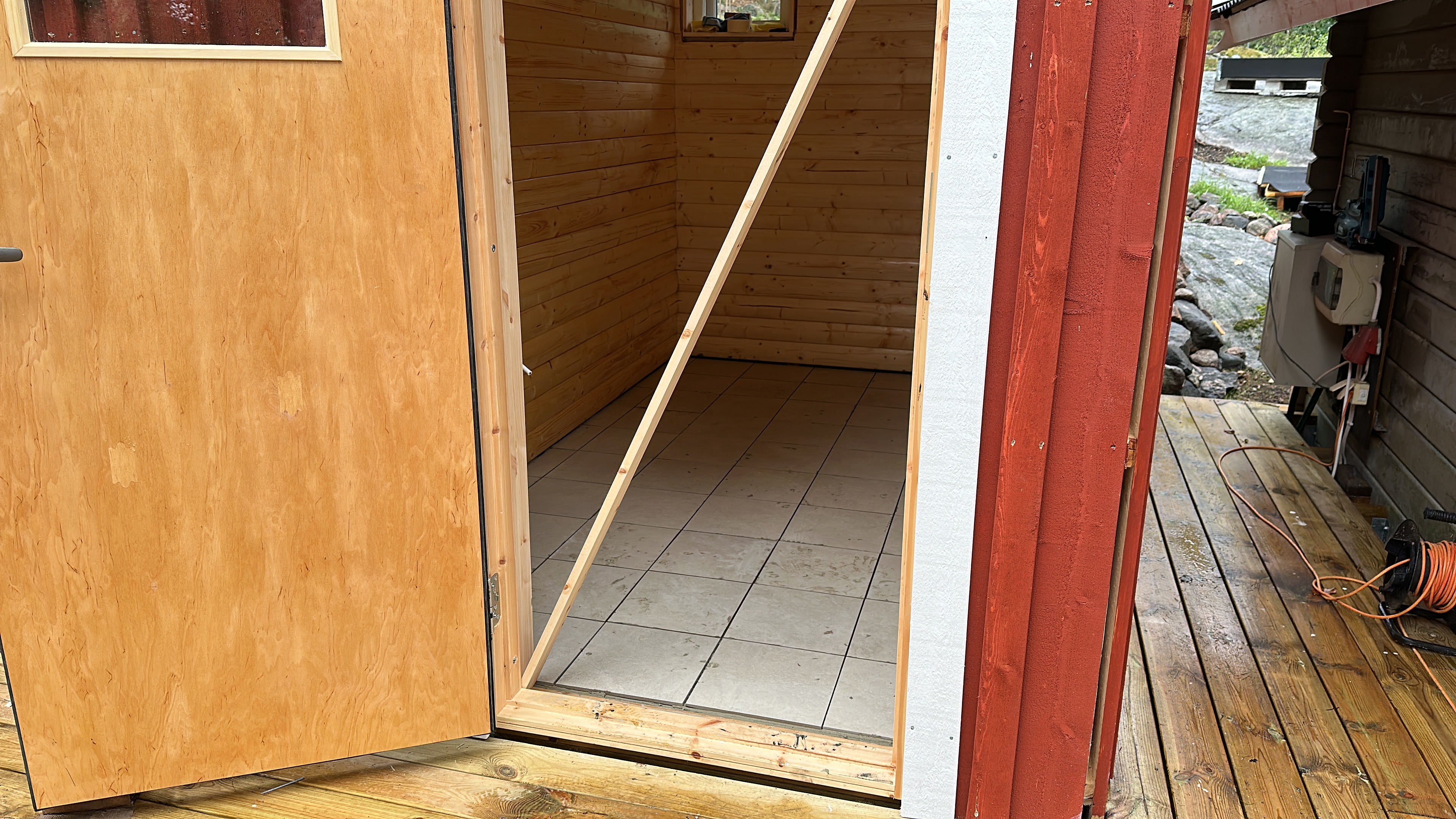 Sauna innen: Fliesen und Tür fertig