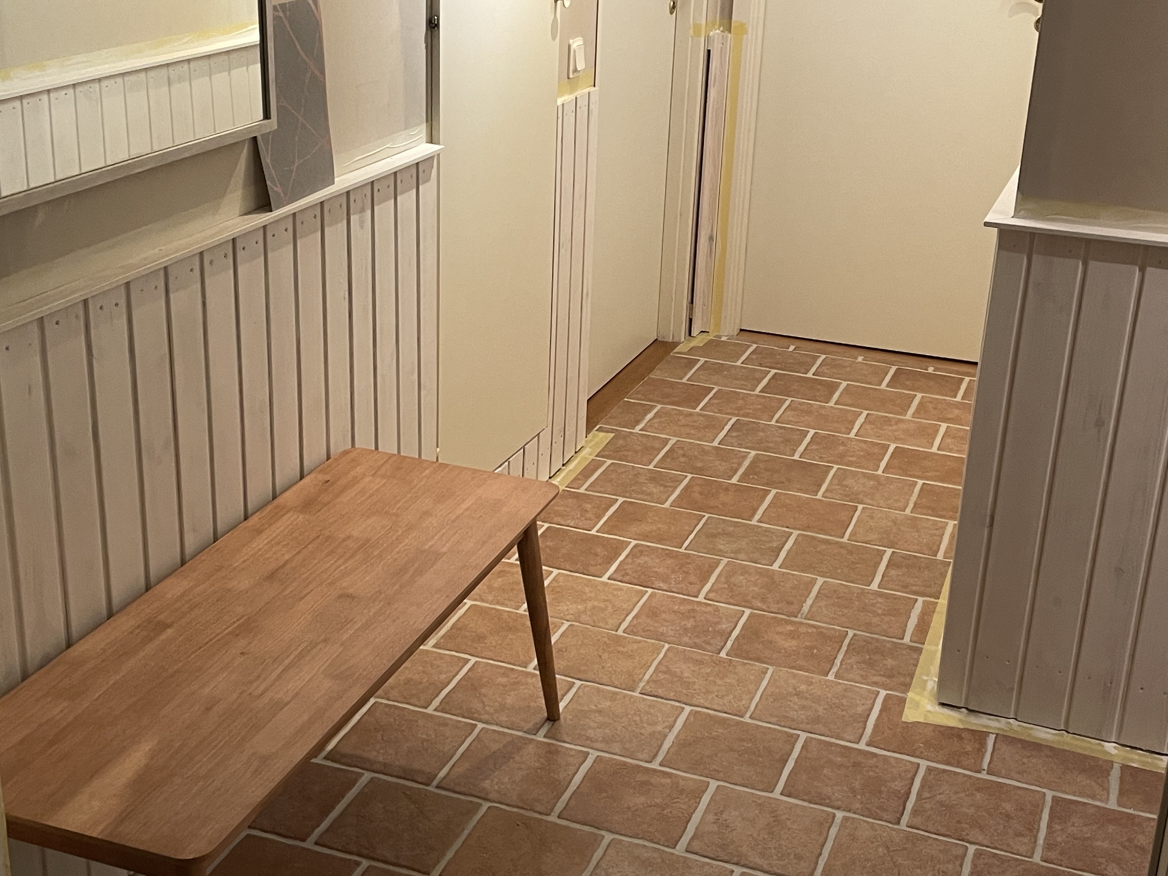 Flur mit fertig gestrichener Holzverkleidung