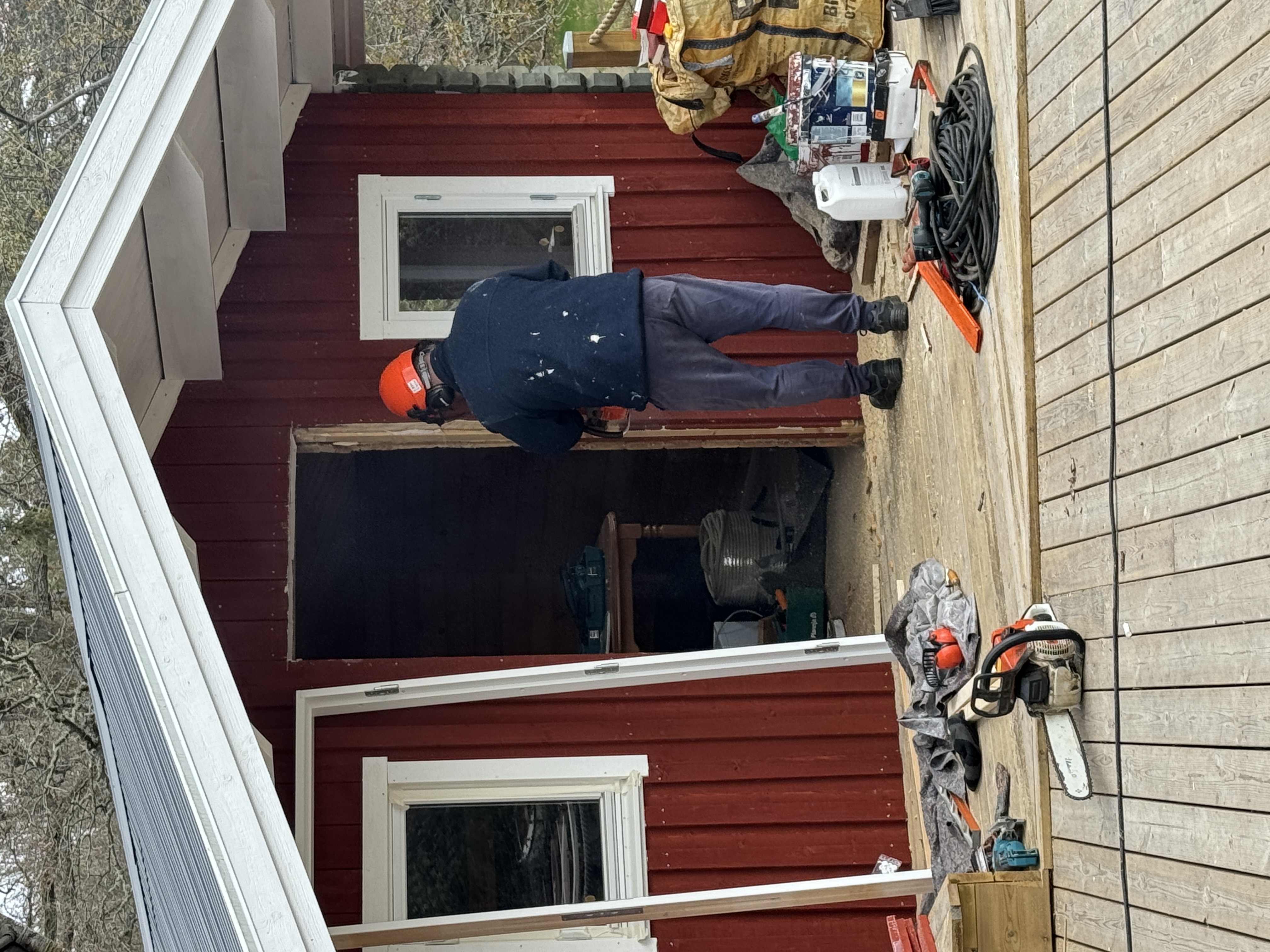 Kaninhål mit neuer Falurött-Fassade und Tür im Einbau