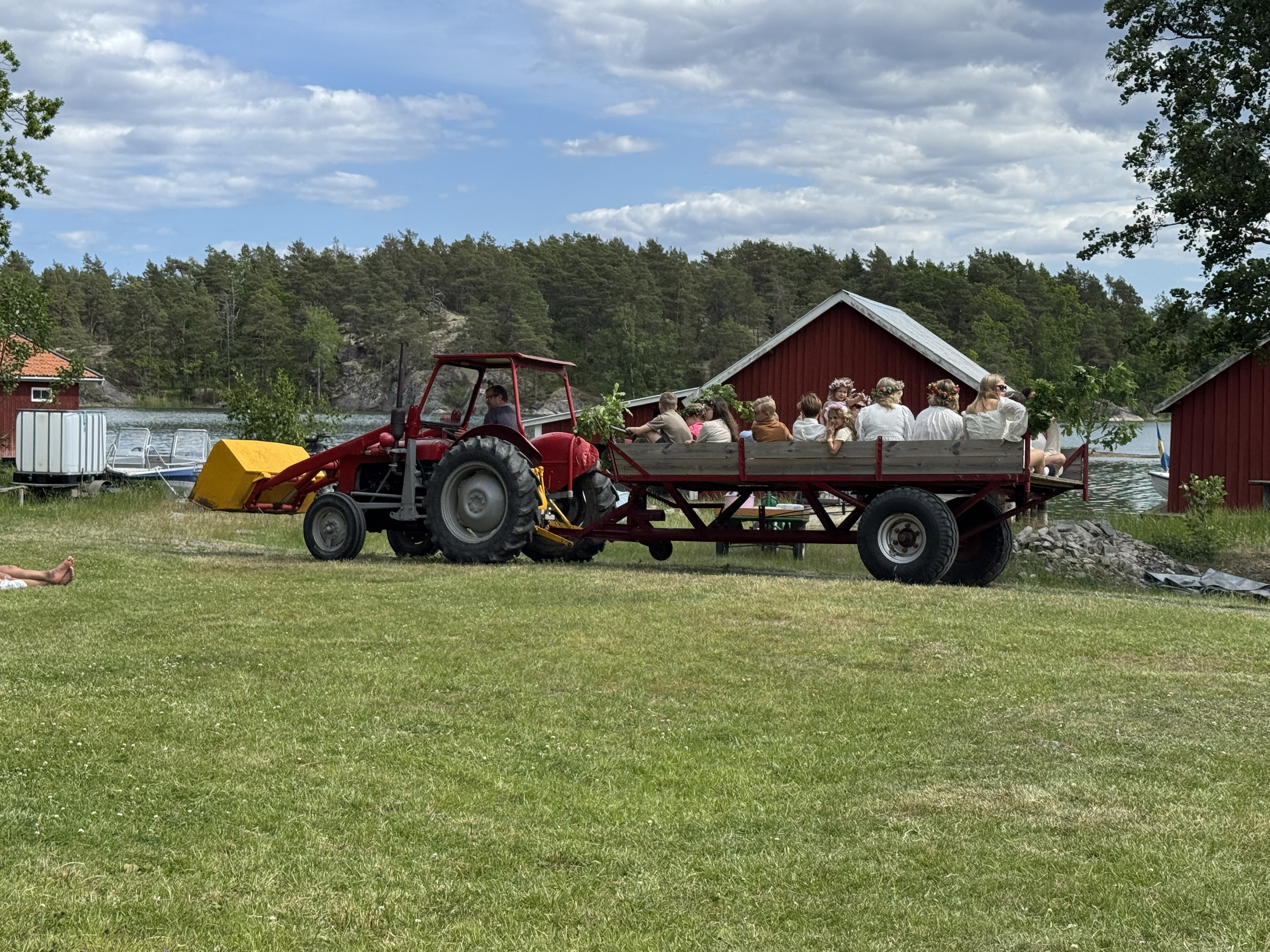 Kinder werden mit dem Traktor zum Midsommarfest gefahren
