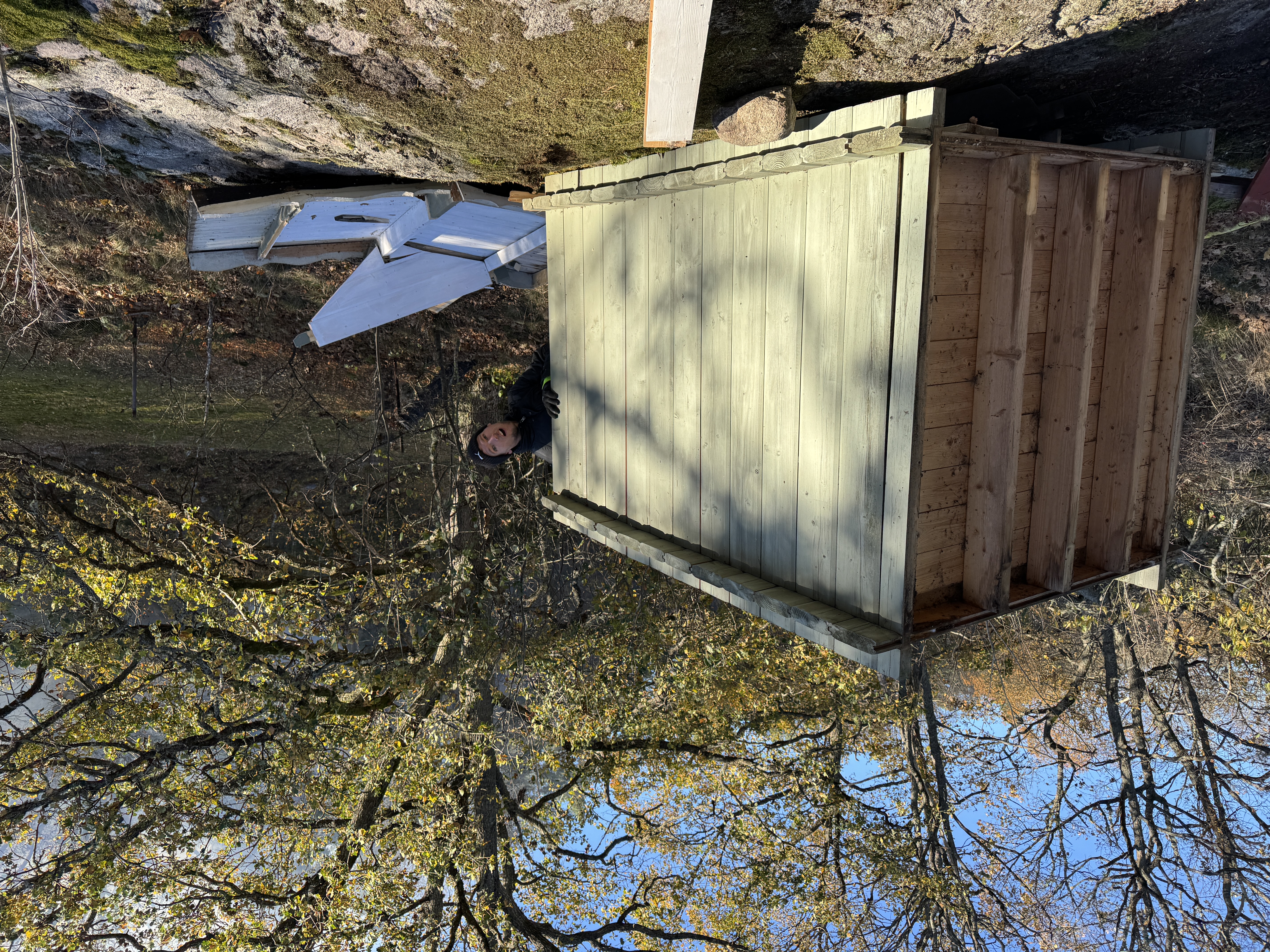 Altes Plumpsklo beim Abriss