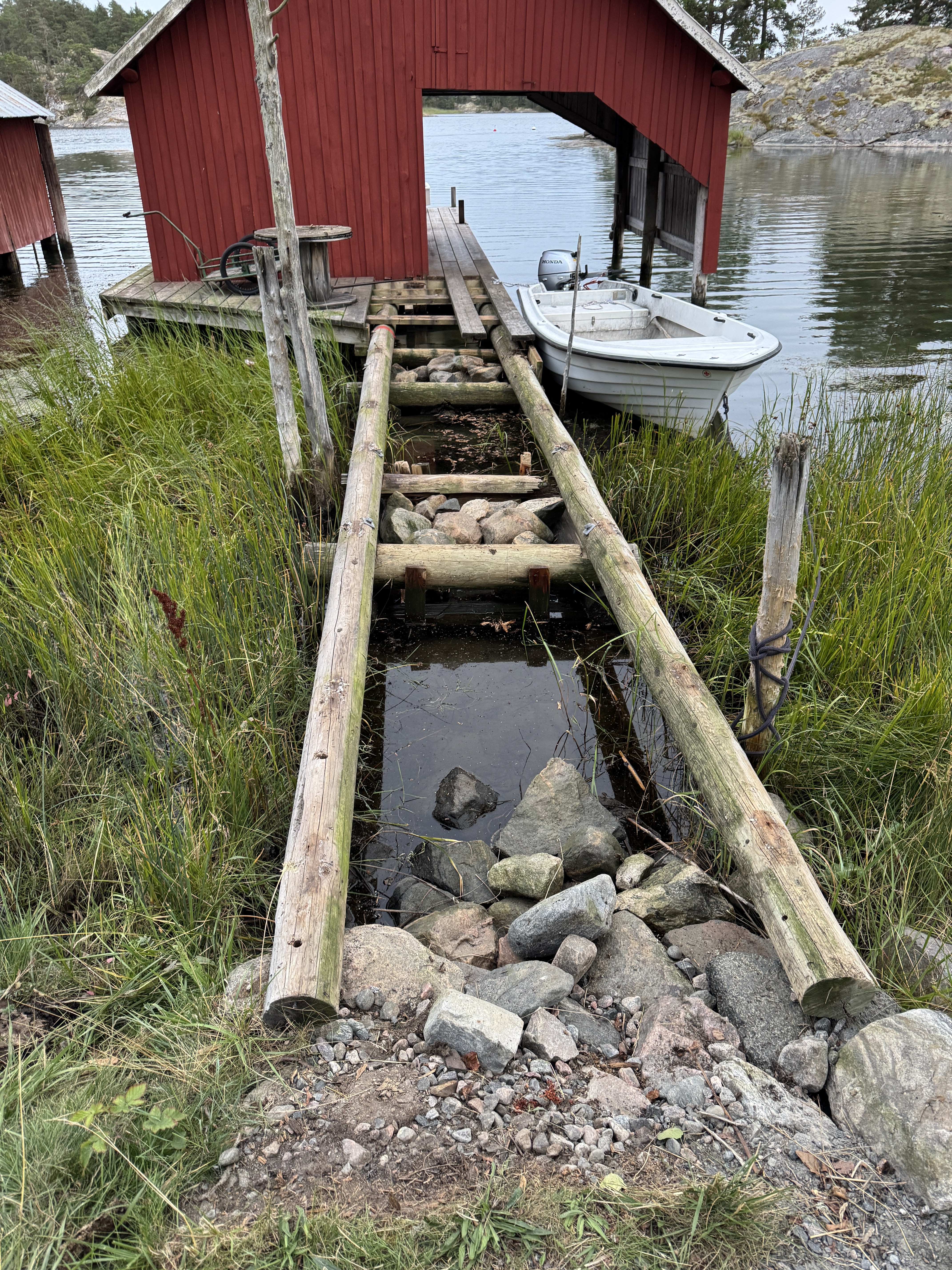 Alter Steg zum Bootshaus — maroder Zustand