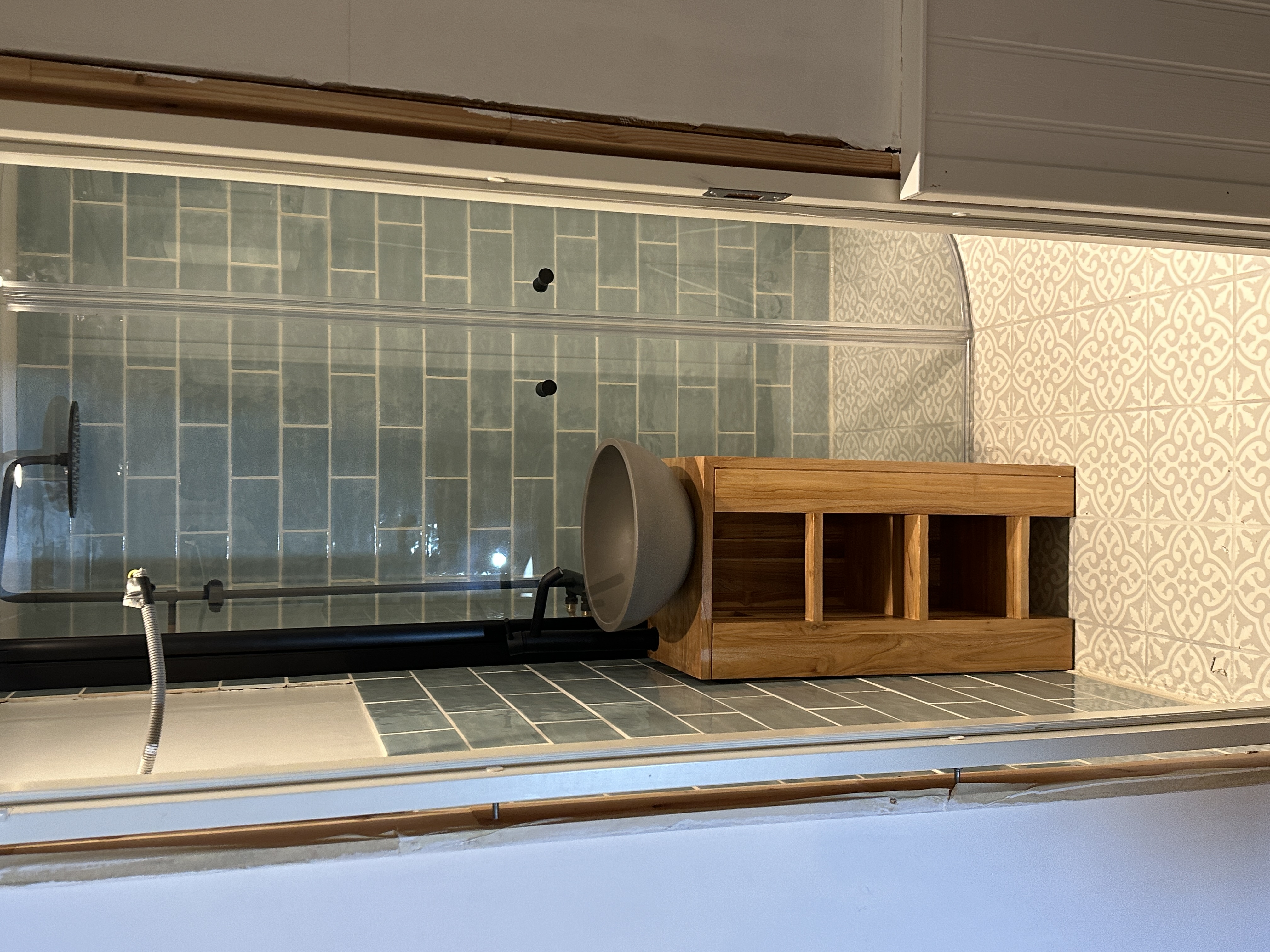 Svålbo Bad: Waschtisch und Dusche