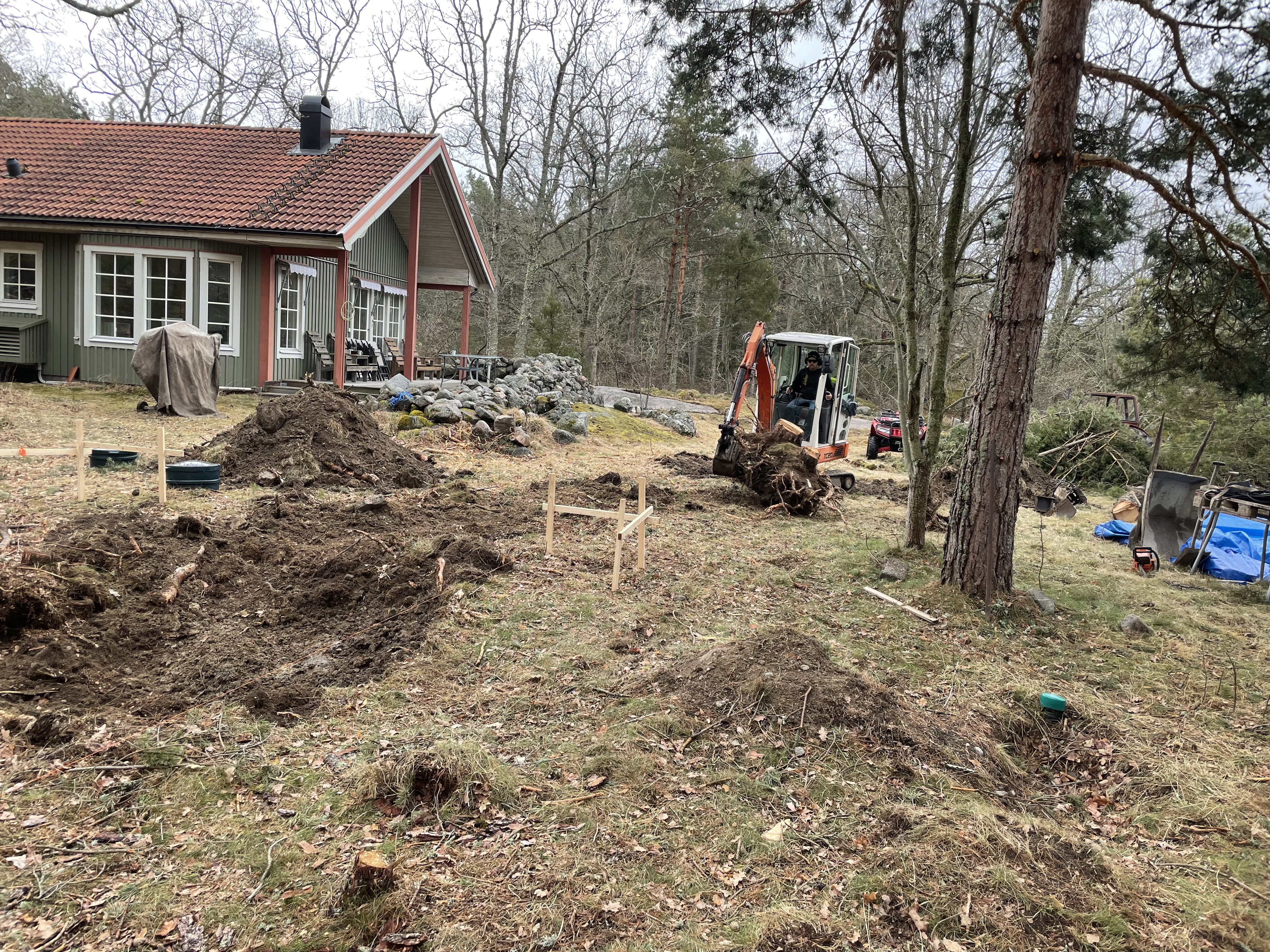 Bagger beim Aushub für Svålbo Fundamente