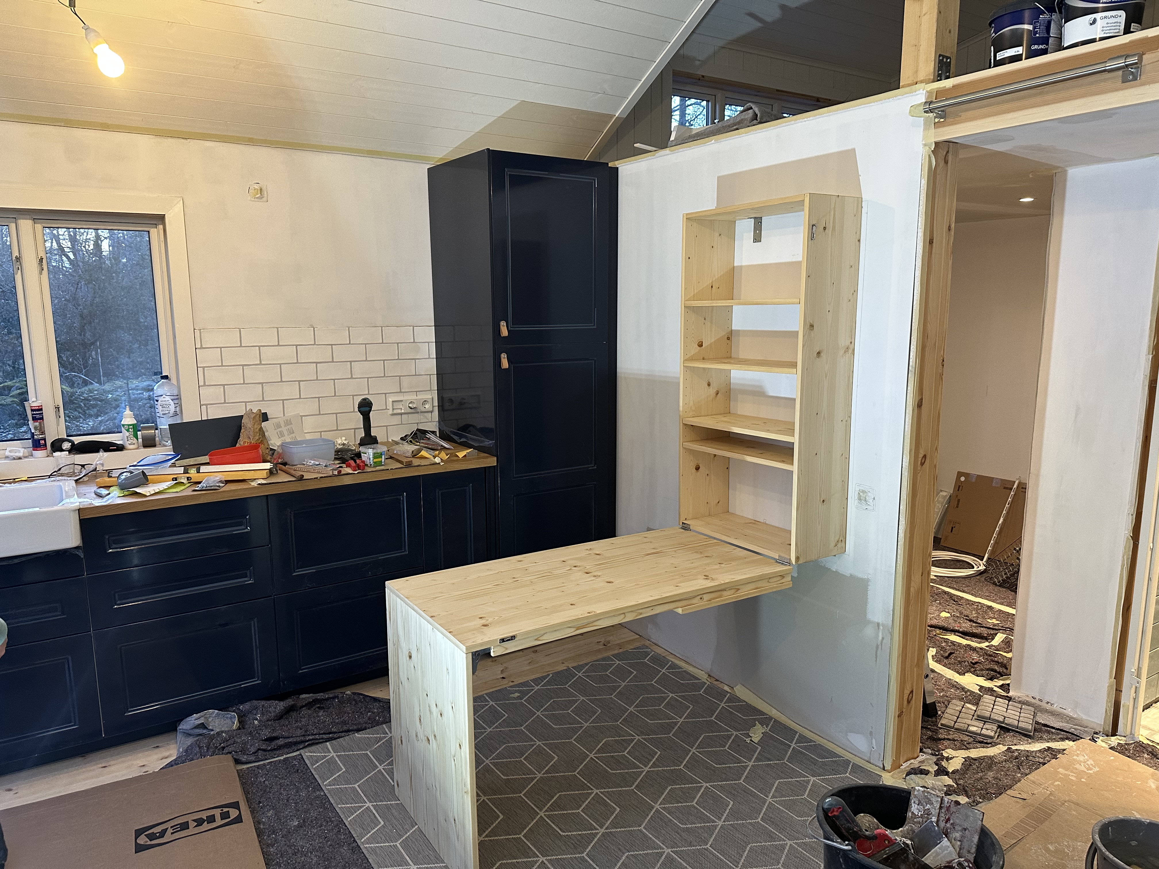 Svålbo Küche fertig mit selbst gebautem Klappentisch