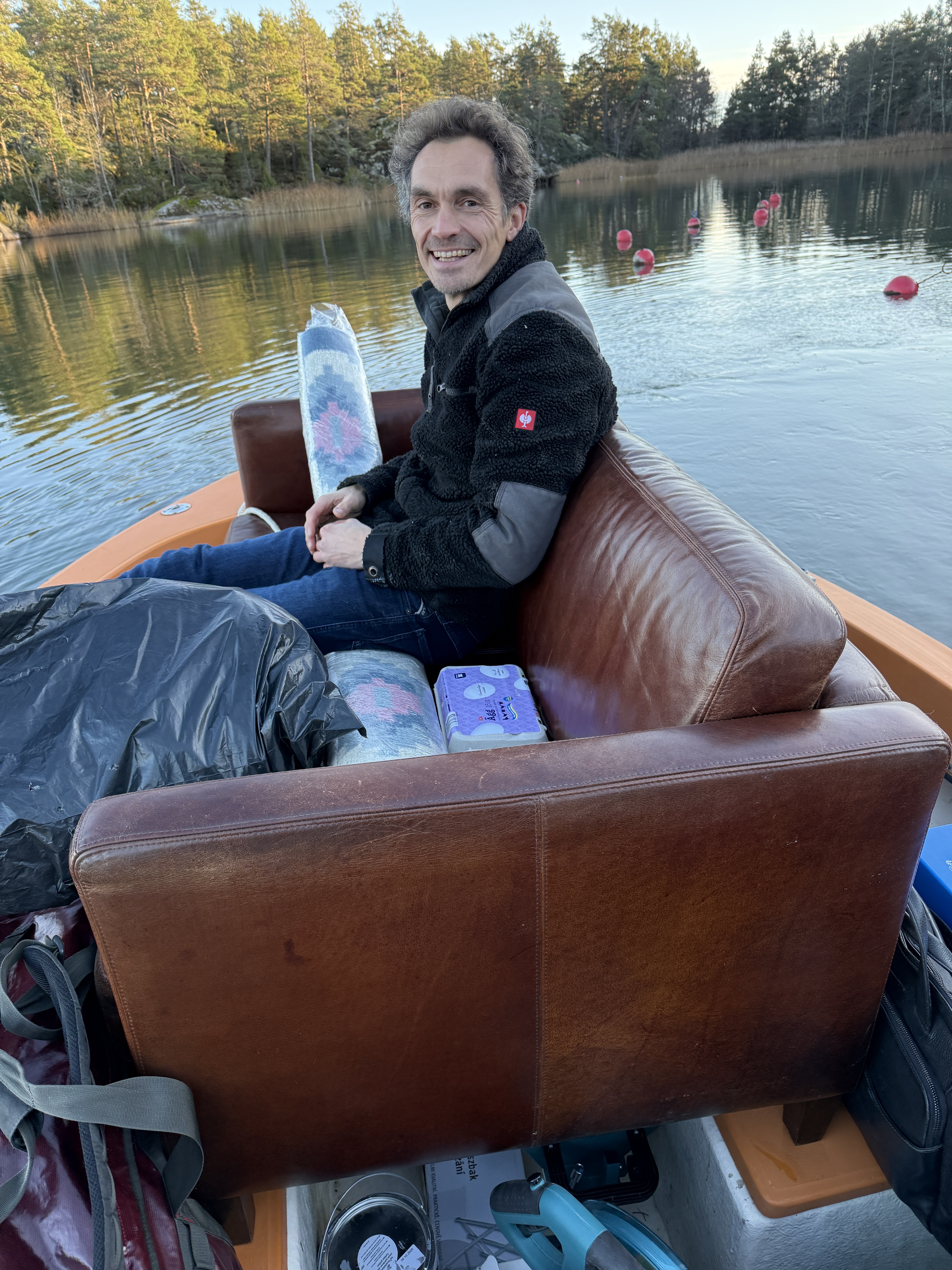 Ledersofa wird im Boot nach Horsö übergesetzt