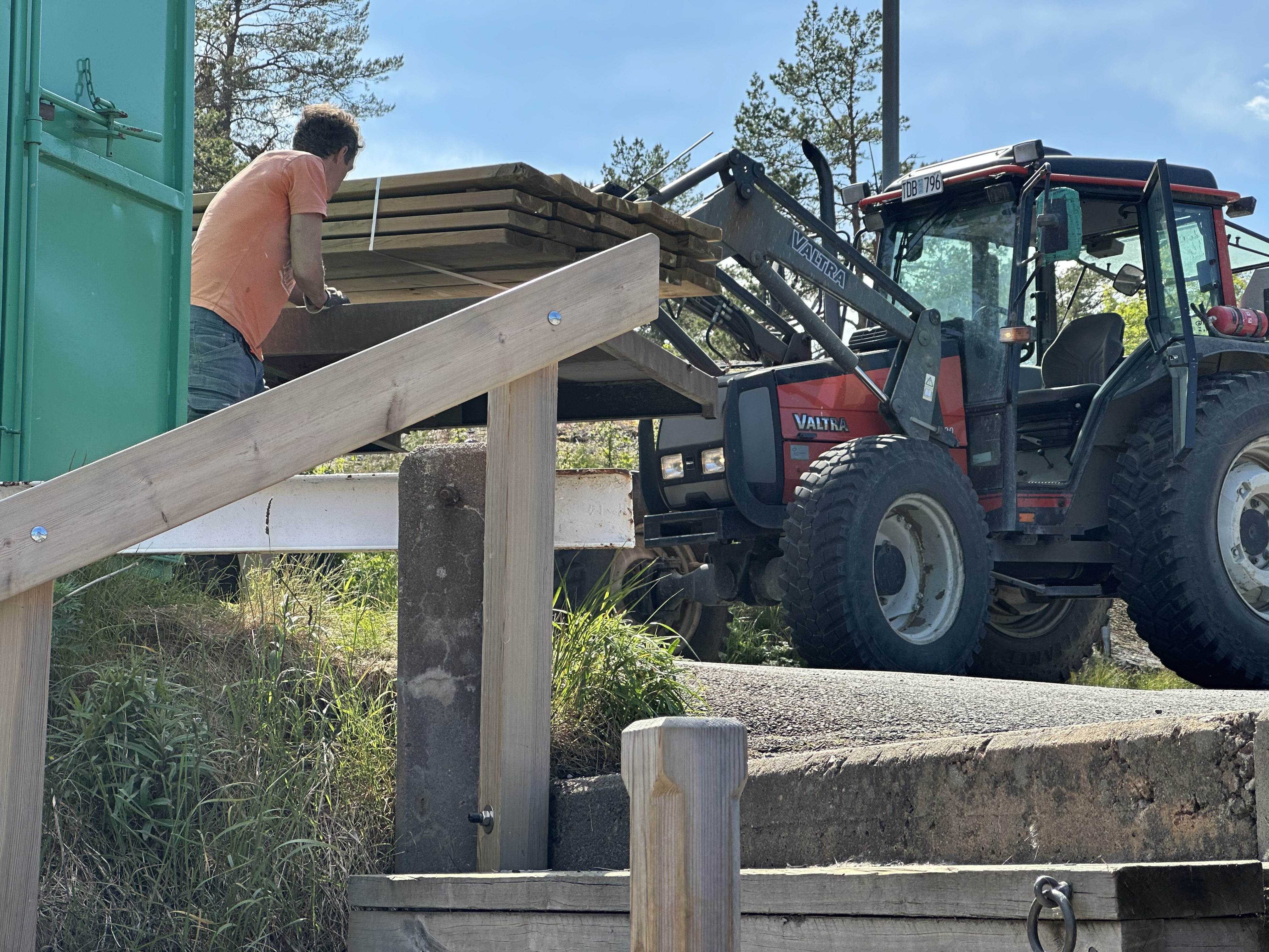 Neue Terrassendielen per Traktor und Flotte auf die Insel