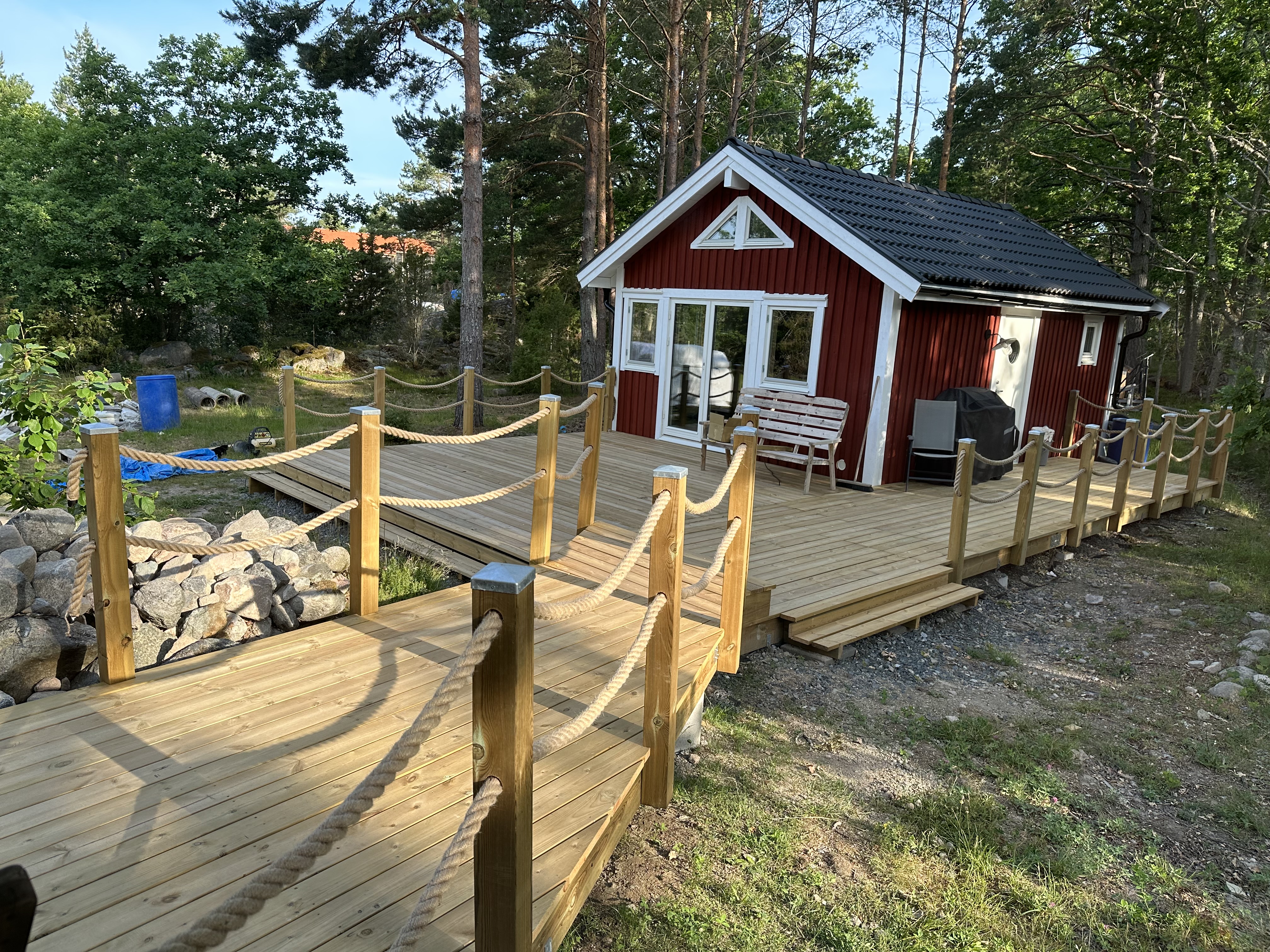 Fertige Terrasse mit Seilgeländer