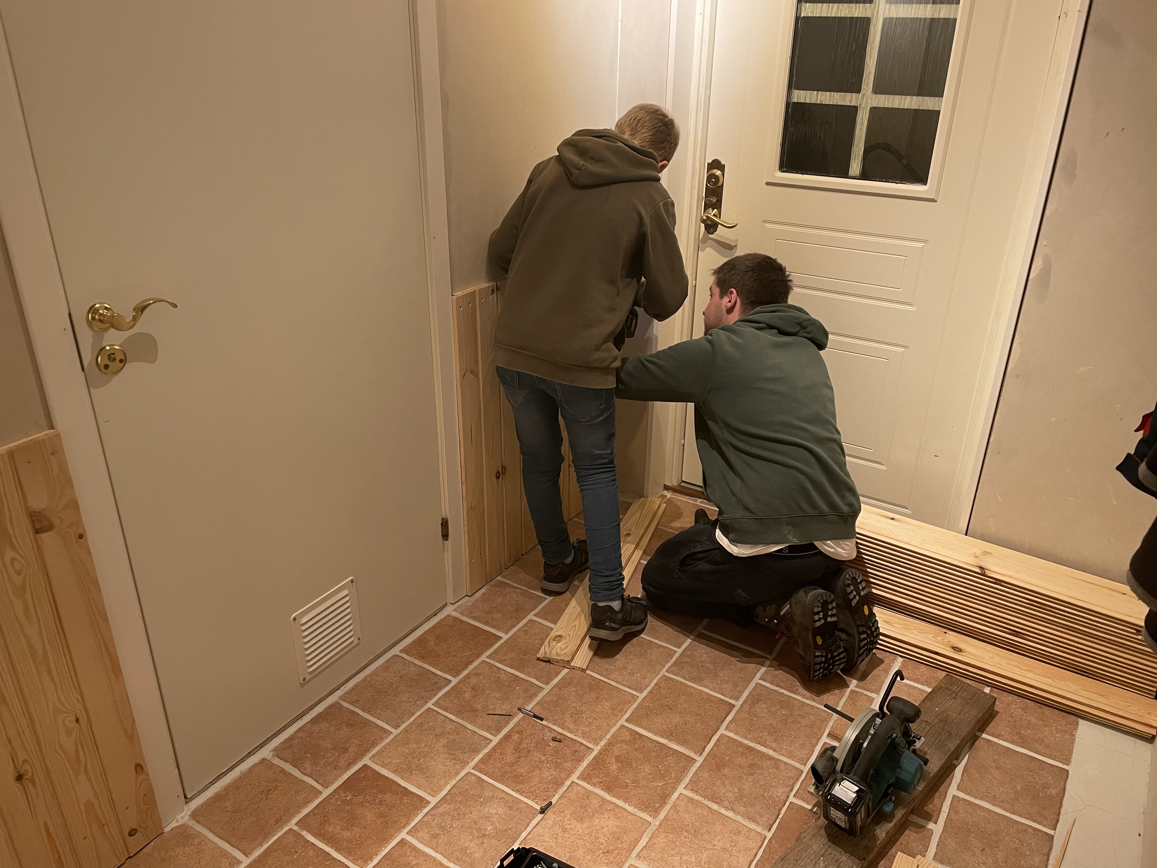 Tapeten im Wohnzimmer entfernt